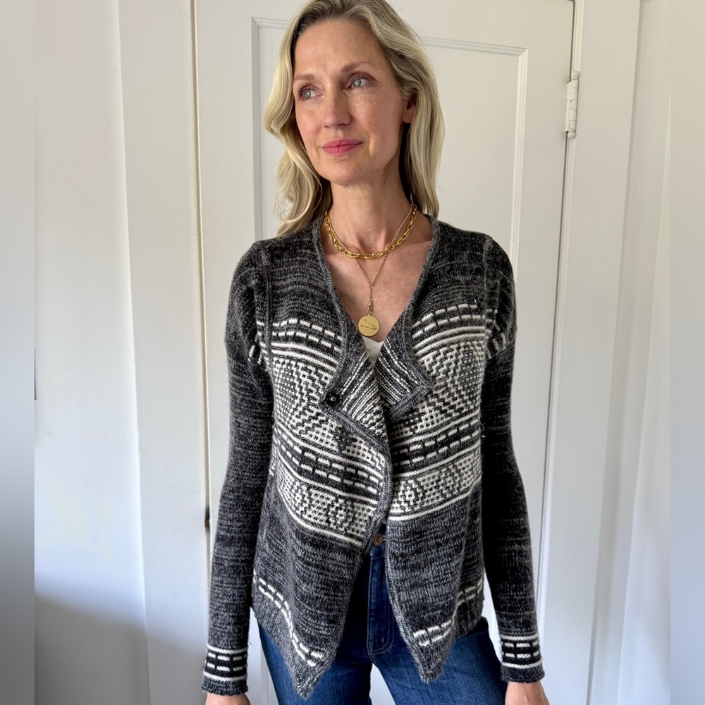 Women's Grey and White Sweater